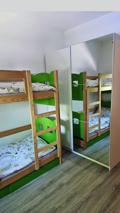 Spavaća soba s prozorom