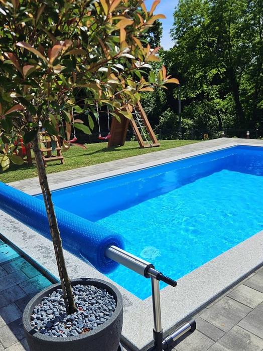 Privatni bazen i igralište